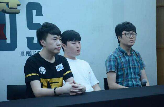 NB & RNG赛后群访:挺羡慕Wuxx可以随便睡