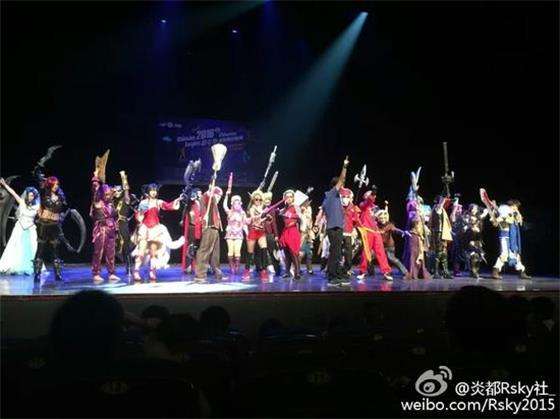 LOL结缘成伴侣 玩游戏抱得美人归