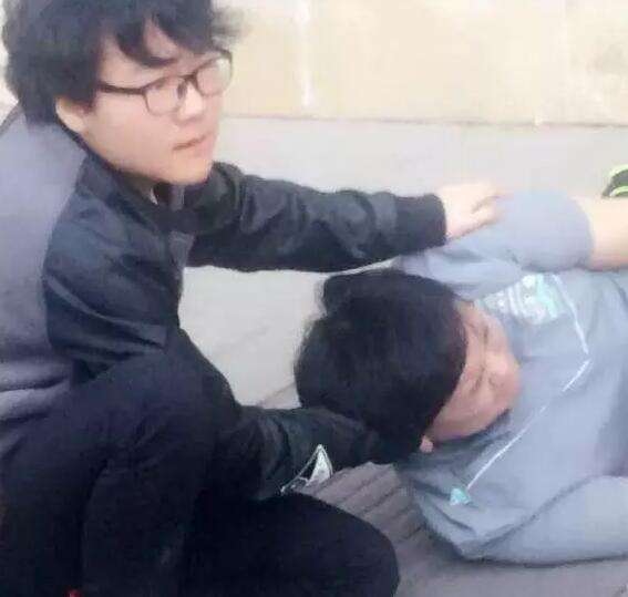 摸眼下楼是什么梗？ 世界第一盲僧惊人之举！