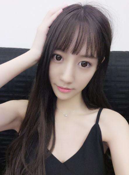 最爱自拍的女主播全民tv卡卡颜值实力双修