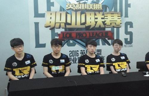 RNG赛后群访:寒冰大招是将它逼到死角释放