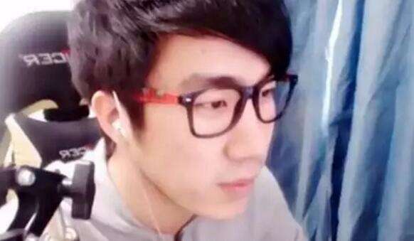 揭秘LOL主播骚男获得五杀后跳舞的背景音乐