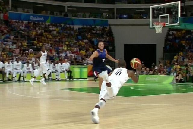 NBA欧文神奇一球 助攻阿杜完成空接暴扣