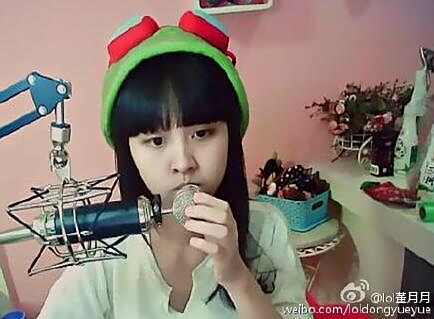 直播跪键盘 揭秘lol小站和董月月什么关系