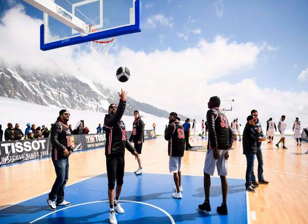 托尼-帕克在瑞士一冰川上举办篮球比赛