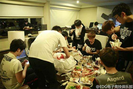 Deft和meiko大发狗粮 在厂父背后秀恩爱