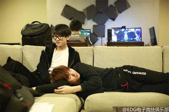 Deft和meiko大发狗粮 在厂父背后秀恩爱