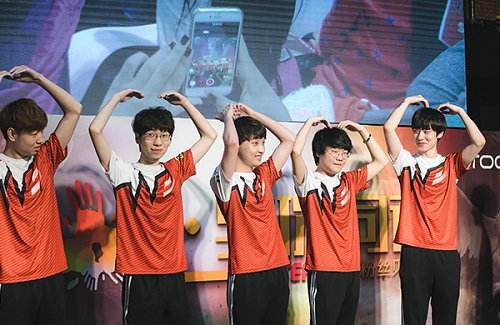 全程都尖叫和欢笑 we粉丝见面会温馨落幕