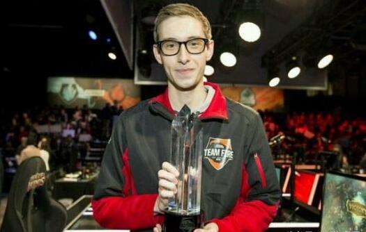 LOL全明星赛奖杯什么样子的 Uzi的solo奖杯曝光