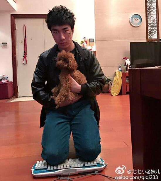 骚男跪键盘是怎么回事 骚男MISS《痒》视频