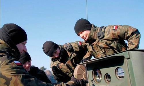 波兰军人持苏制武器训练与美进行军演