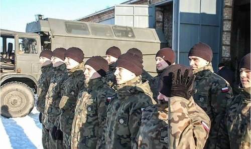 波兰军人持苏制武器训练与美进行军演