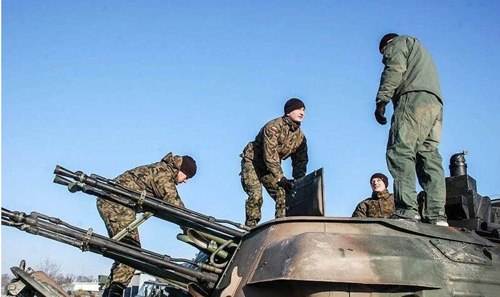 波兰军人持苏制武器训练与美进行军演