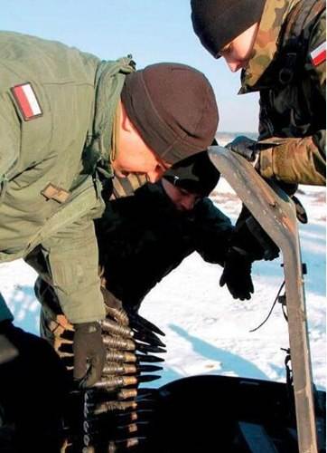 波兰军人持苏制武器训练与美进行军演