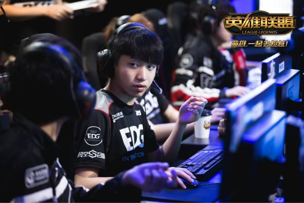 Mlxg助RNG力克IG EDG今日将迎QG挑战