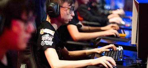 SS16局比赛尝试6套不同阵容 频繁变阵初见效