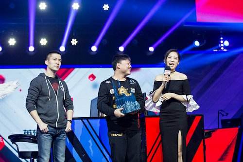 漂洋过海来看你！Uzi终捧SoloKing冠军奖杯！