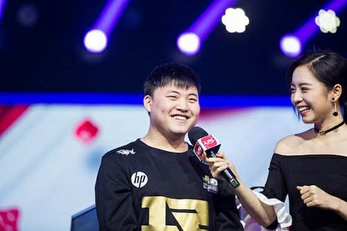 漂洋过海来看你！Uzi终捧SoloKing冠军奖杯！