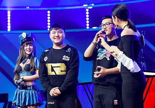 漂洋过海来看你！Uzi终捧SoloKing冠军奖杯！