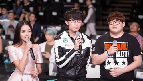 LPL骆歆衣服滑落是真的吗 lol骆歆赛后采访视频