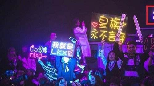 RNG粉丝团竟有波兰家族 网友：怕是活不过3秒