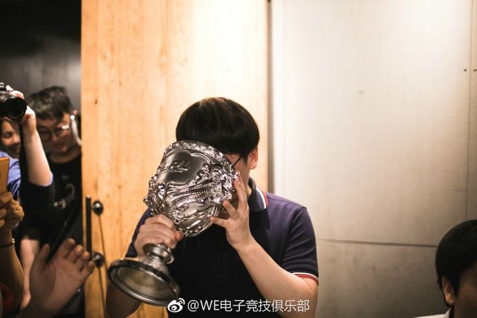 LPL冠军奖杯赢来干啥？WE竟用奖杯干这种事