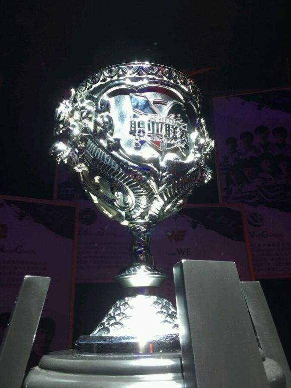 LPL冠军奖杯赢来干啥？WE竟用奖杯干这种事