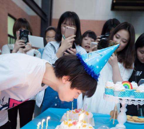 edg爱萝莉过生日25个小姐姐陪伴左右