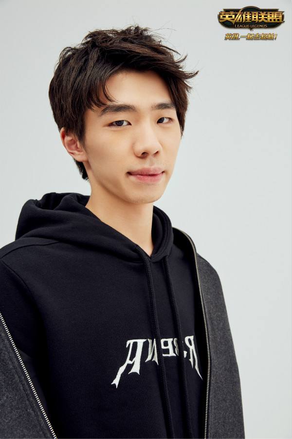 电竞也潮酷 YOHO为EDG、RNG、WE拍摄时尚大片