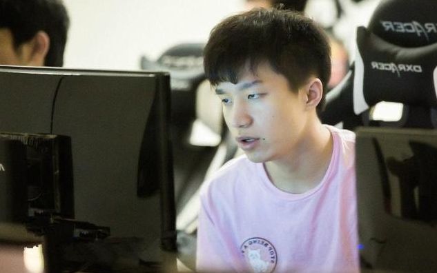 厂长新ID已改好 打排位却被队友狂喷