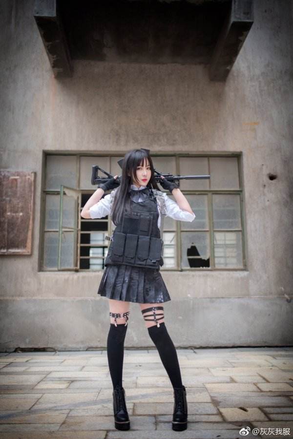 萌妹玩绝地求生Cosplay 急救包小短裙一样不少