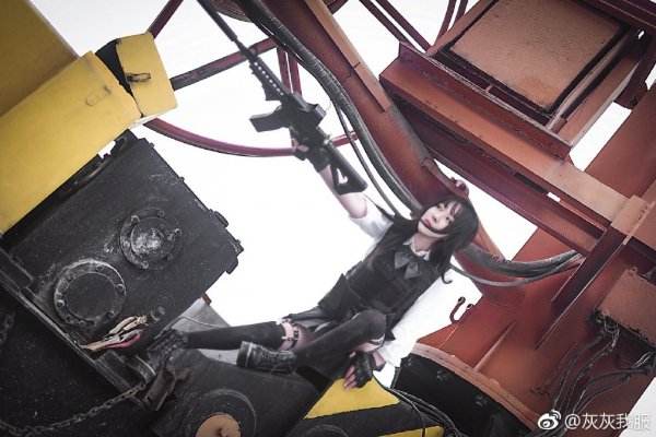 萌妹玩绝地求生Cosplay 急救包小短裙一样不少