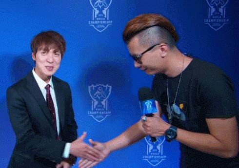 任栋握手GIF大合集 人送外号