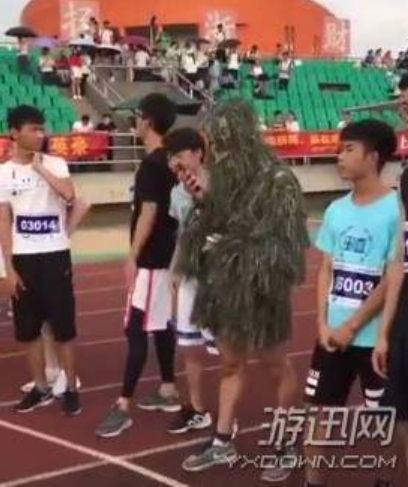 男生穿绝地求生战袍吉利服参赛跑5000米比赛